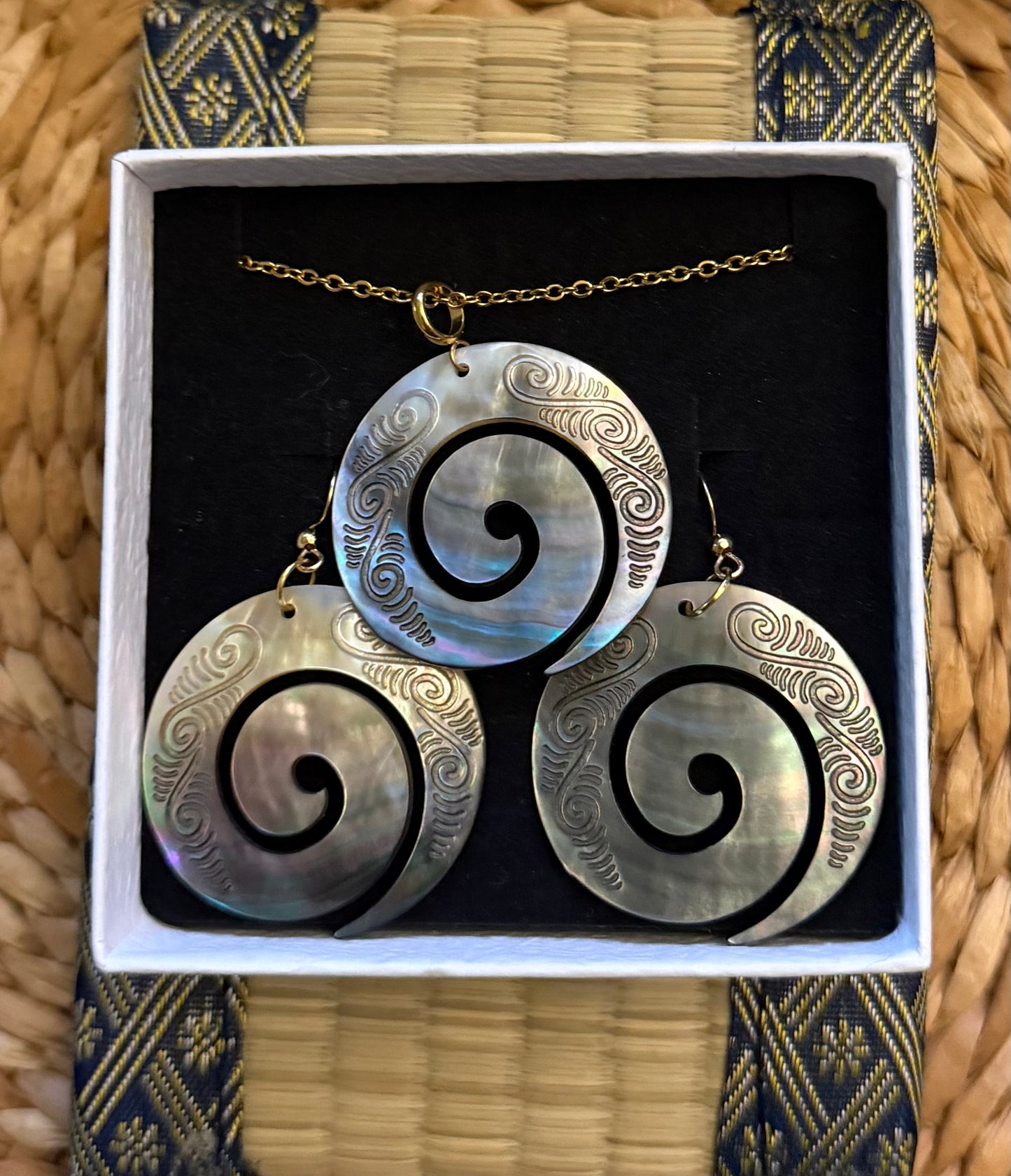 Spiral Black Shell Jewelry Set