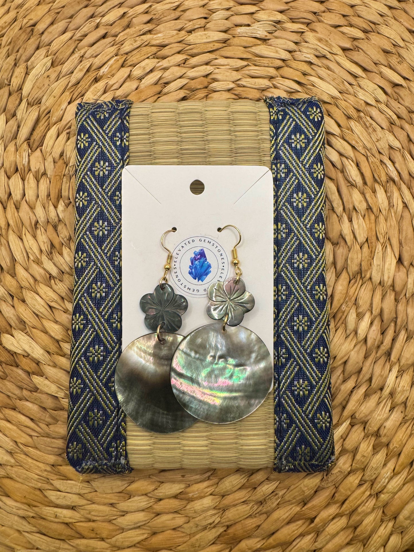 Black Shell Hibiscus Round Earrings