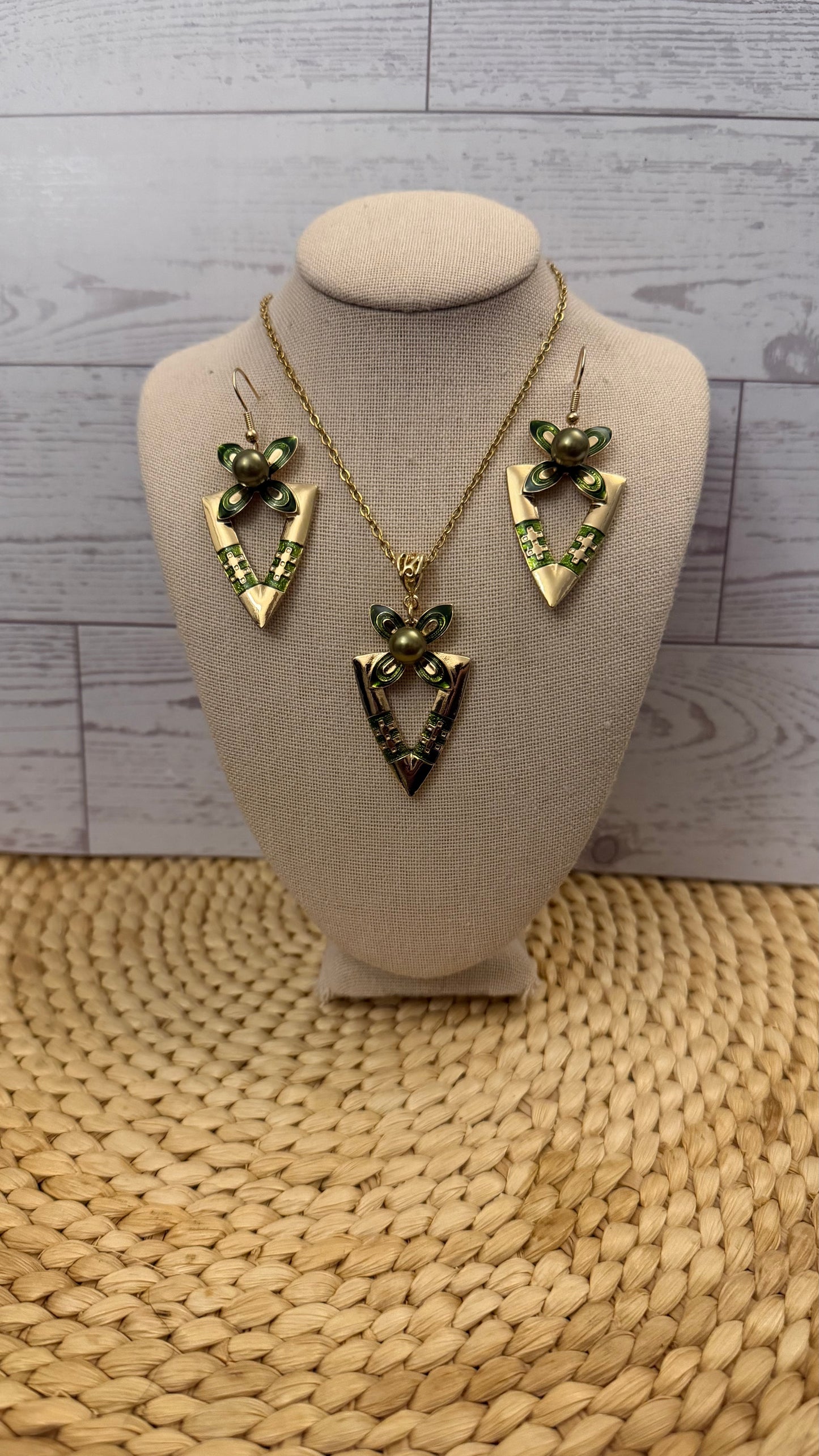 Flower Pearl Triangular Jewelry Set