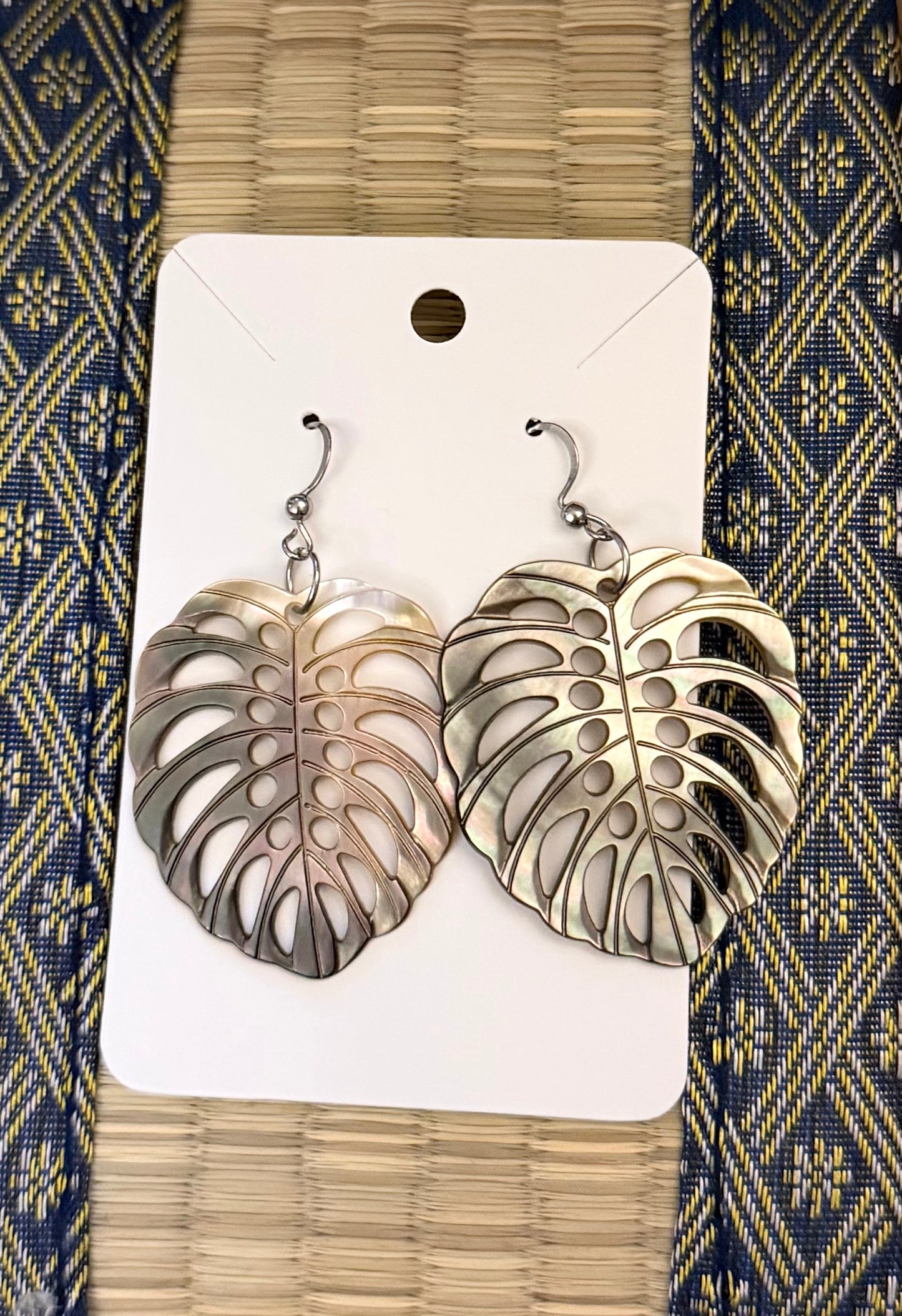Black Shell Flower Earrings