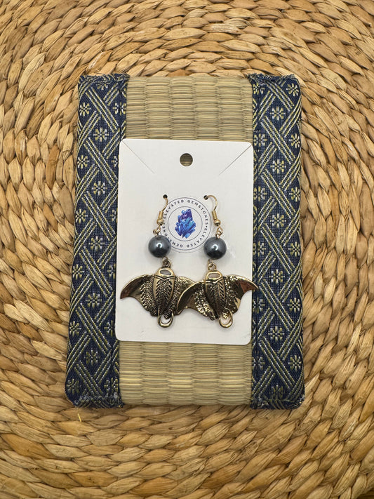 Manta Ray 1 Pearl Earrings